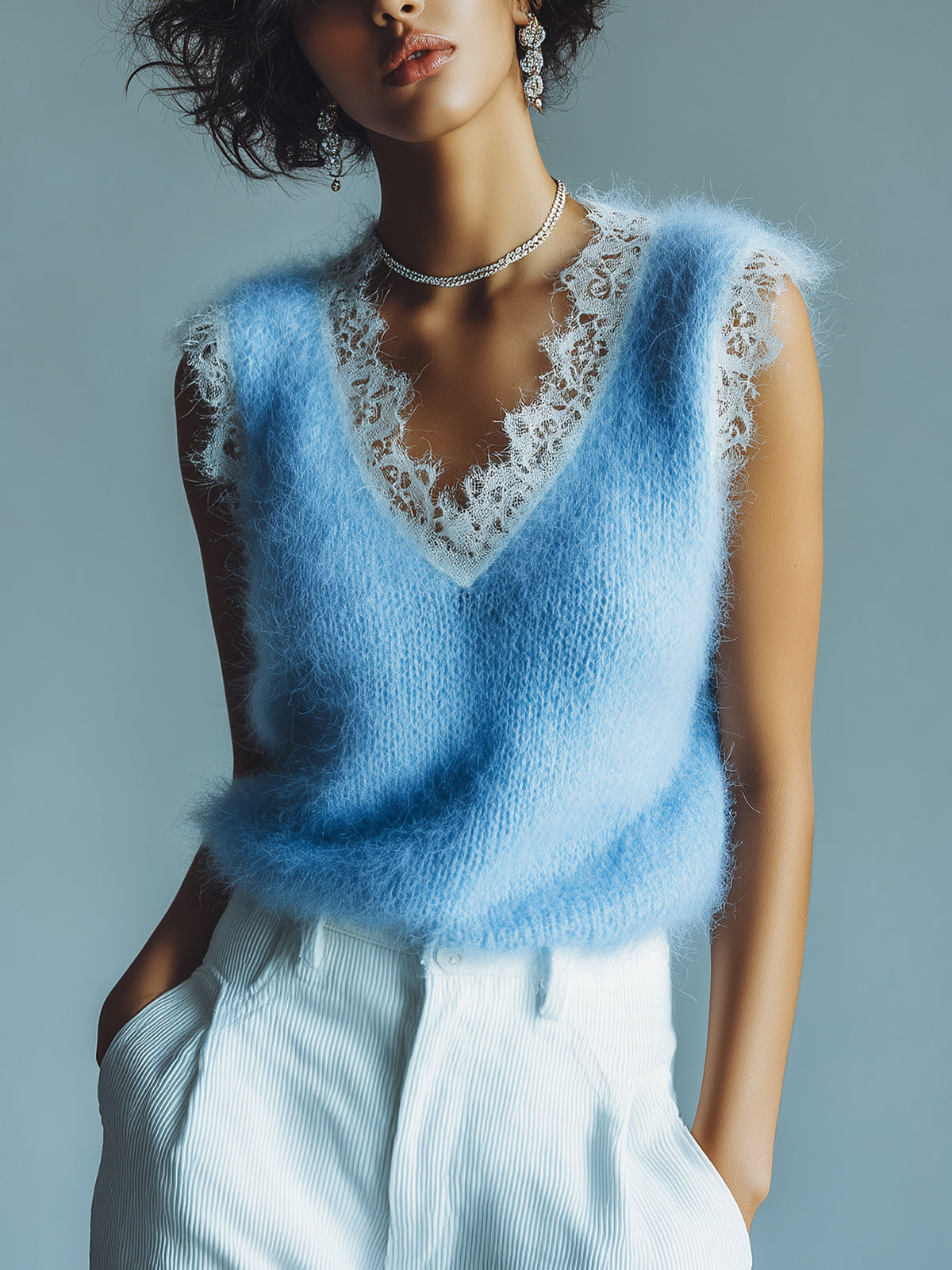 Top sans manches bleu dentelle — vue portée de face, pantalon blanc