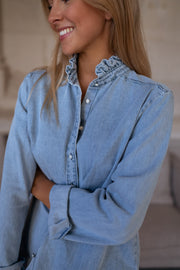 Chemise en jean à volant portée par une femme, vue rapprochée, col, épaule