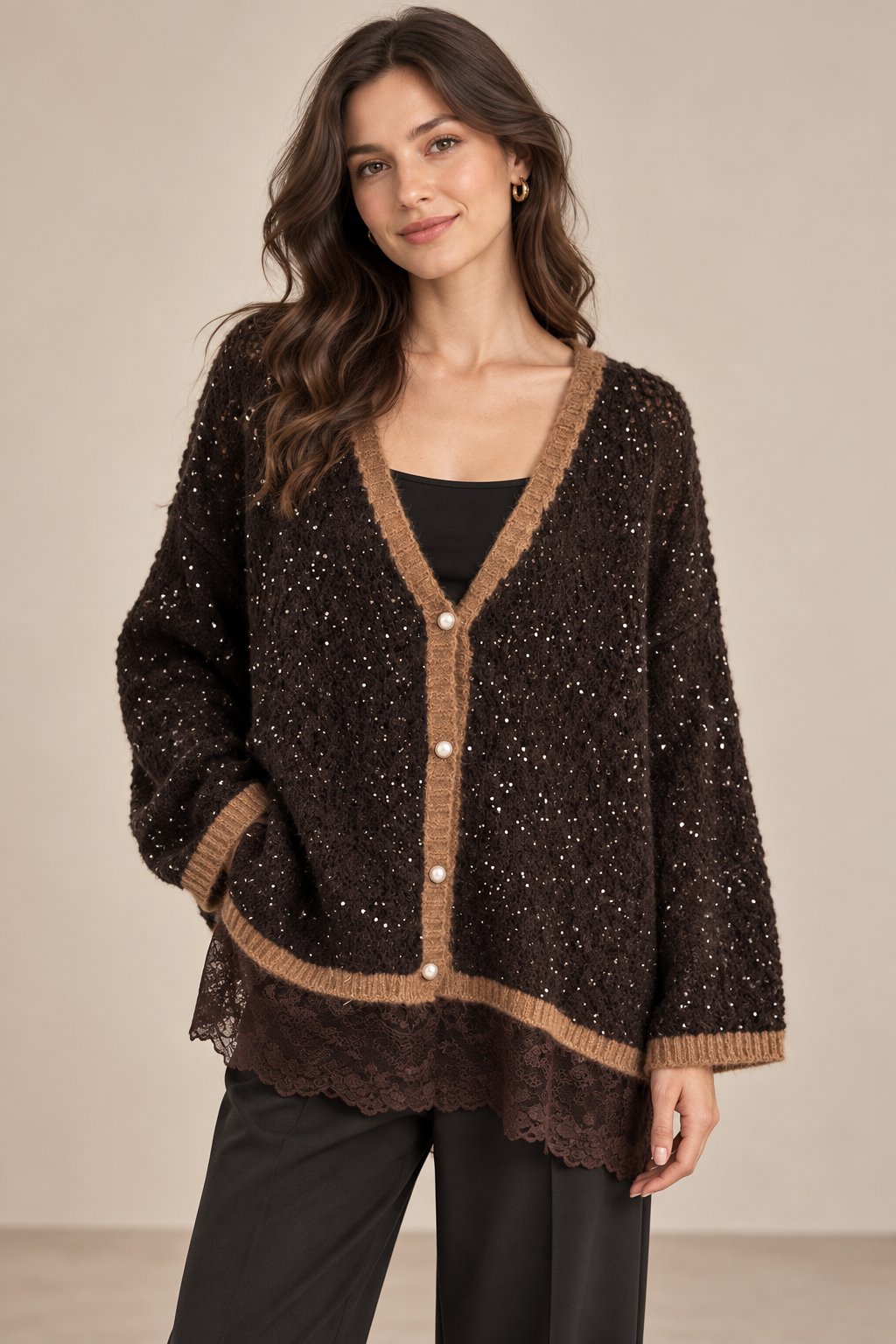 Mulher com cardigan castanho escuro debruado e com renda, vista frontal