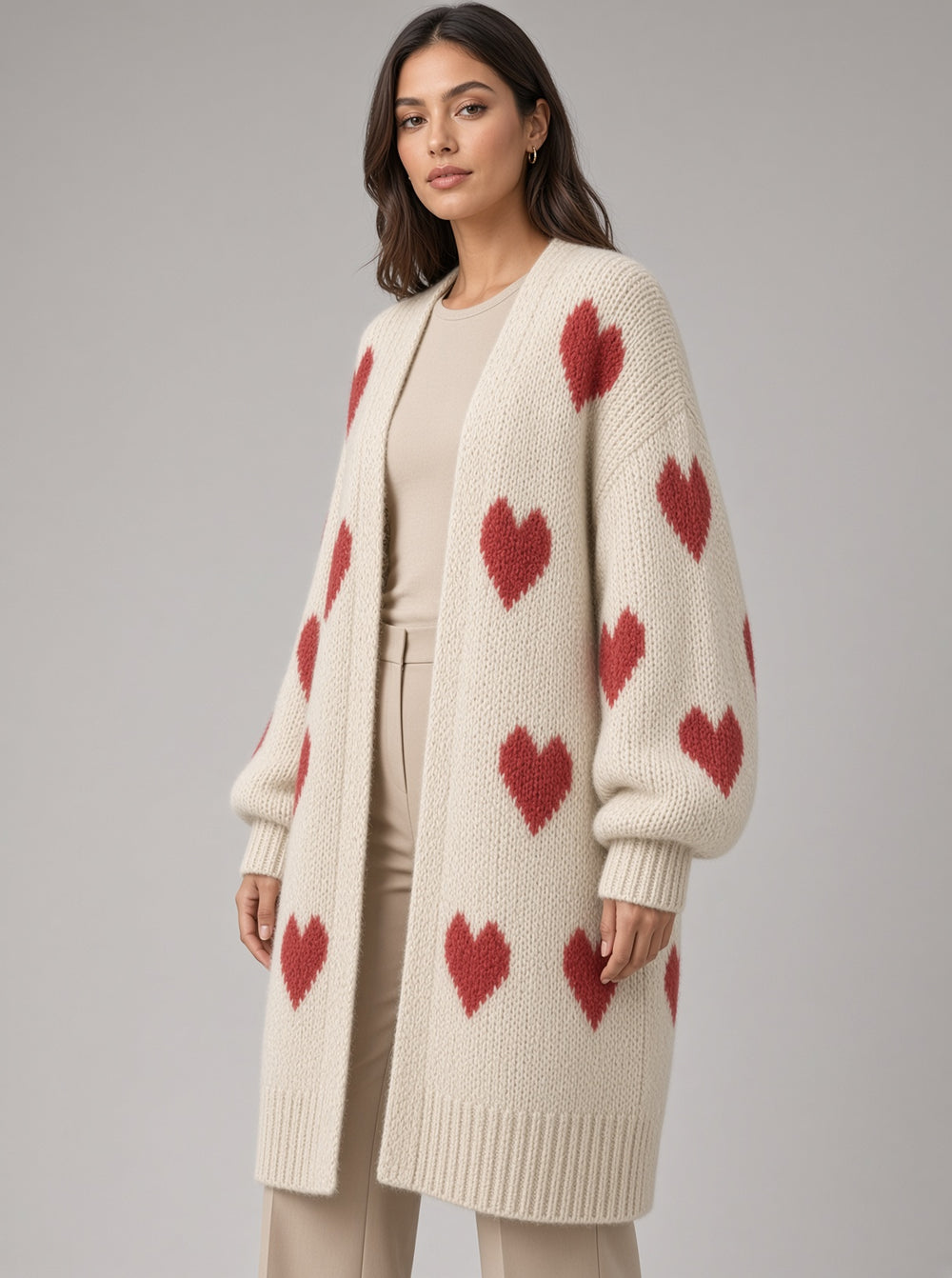 Cardigan long blanc cassé à cœurs rouges — vue portée