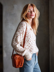 Cardigan beige à pois rouges — vue portée de trois-quarts