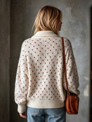 Cardigan beige à pois rouges — vue portée de dos