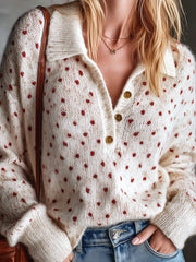 Cardigan beige à pois rouges — gros plan du col, de l'encolure et des boutons marron