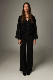 Blouse noire à pois brodés — vue de face, coupe fluide