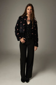 Blouse noire à pois brodés — vue de trois-quarts debout