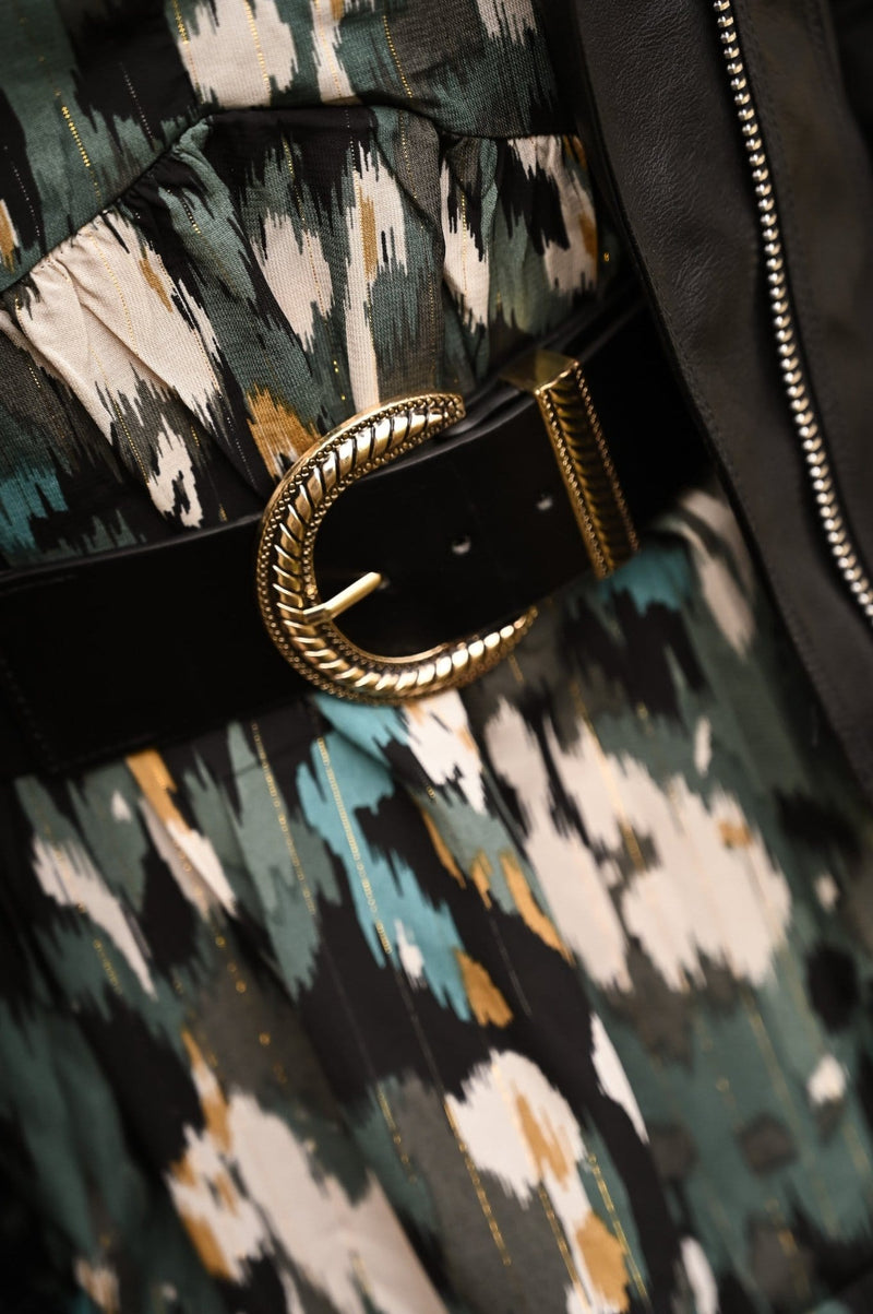 Ceinture élastique large à boucle, boucle dorée, portée sur une robe imprimée