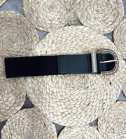 Ceinture élastique large à boucle, ceinture bleu marine, gros plan sur la boucle argentée