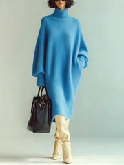 Robe midi bleue col roulé — vue portée en pied, bottes crème et grand sac noir