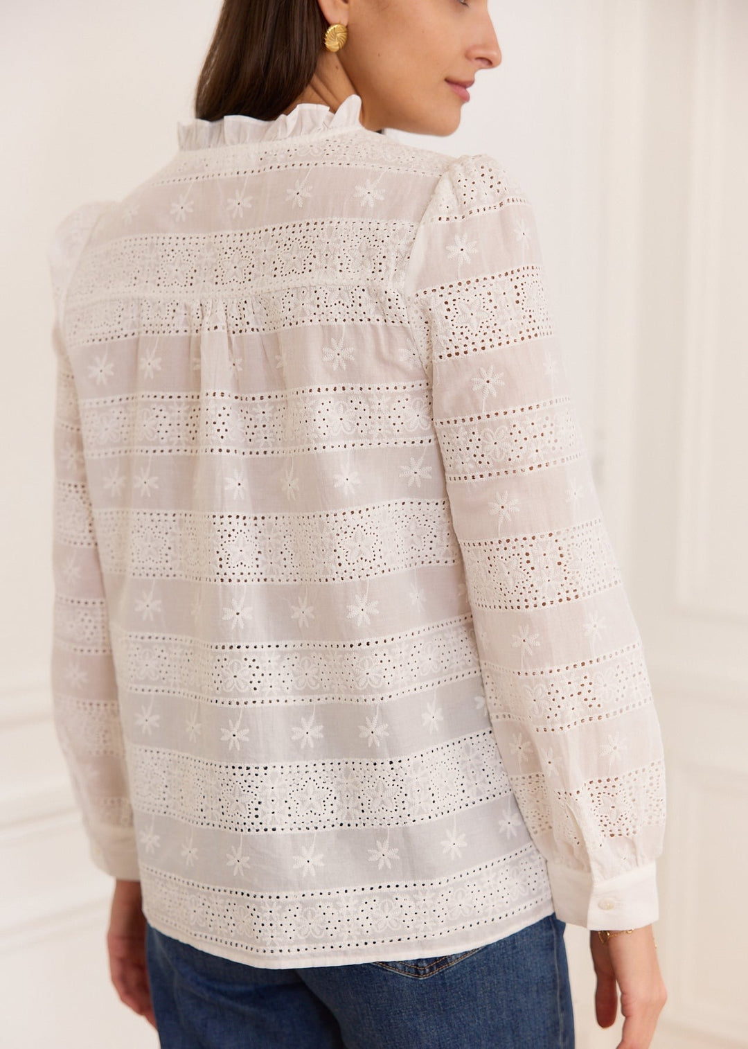 Chemise brodée à col volanté blanche, vue portée de dos