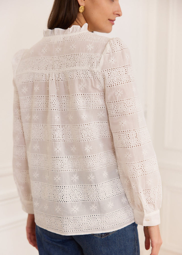 Chemise brodée à col volanté blanche, vue portée de dos