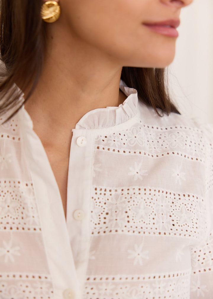 Chemise brodée à col volanté blanche, détail du col