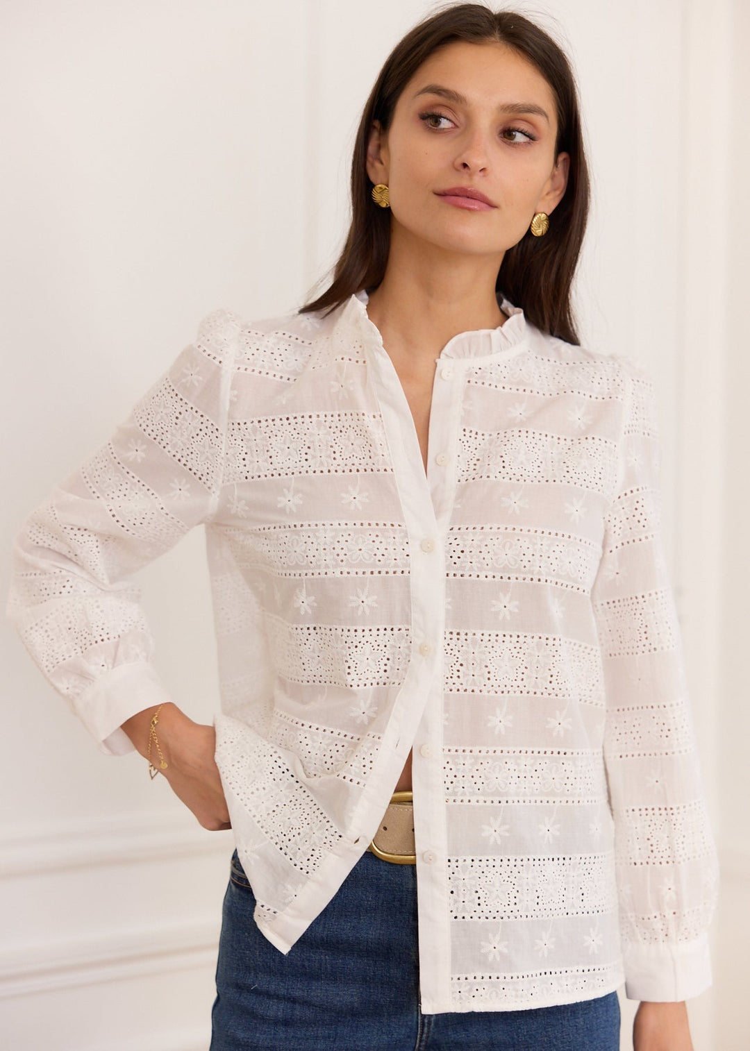 Chemise brodée à col volanté blanche, vue portée de face