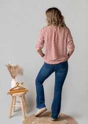 Blouse vichy à petits cœurs portée par une femme, vue de dos, tabouret, jean flare