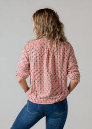 Blouse vichy à petits cœurs portée par une femme, vue de dos, blouse vichy, jean