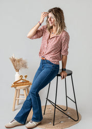 Blouse vichy à petits cœurs portée par une femme, assise, tabouret haut