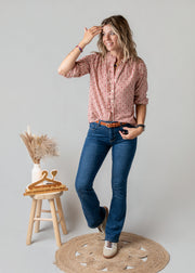 Blouse vichy à petits cœurs portée par une femme, silhouette entière, tabouret, jean flare