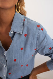 Chemise en jean à cœurs portée par une femme, vue rapprochée, col et épaule, de dos