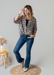 Chemise léopard en gaze portée par une femme, silhouette entière, fond gris, sandales