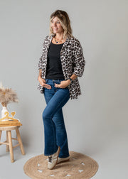 Chemise léopard en gaze portée par une femme, vue de trois-quarts, mains dans les poches