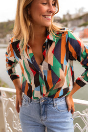 Chemise fluide à motifs multicolore portée par une femme, vue rapprochée, motifs, sourire