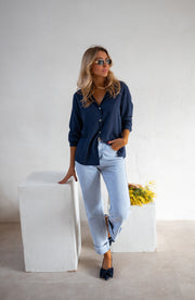 Chemise fluide en coton portée par une femme, silhouette entière, cube blanc, mimosa, jean