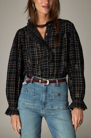 Blouse noire à carreaux fins — vue de face avec jean et ceinture