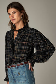 Blouse noire à carreaux fins — vue de trois-quarts, coupe