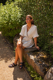 Combishort en gaze de coton porté par une femme, assise, rocher, sandales