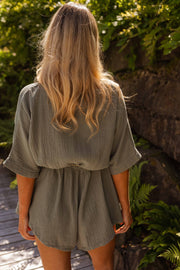Combishort en gaze manches courtes porté par une femme, vue de dos, cheveux longs, manches courtes