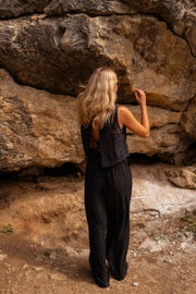 Combinaison brodée à dos ouvert portée par une femme, vue de dos, rocher, haut sans manches