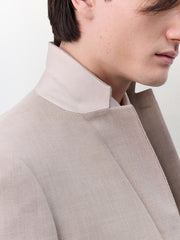 Costume 2 pièces beige — gros plan du col