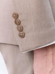 Costume 2 pièces beige — gros plan des boutons de manche