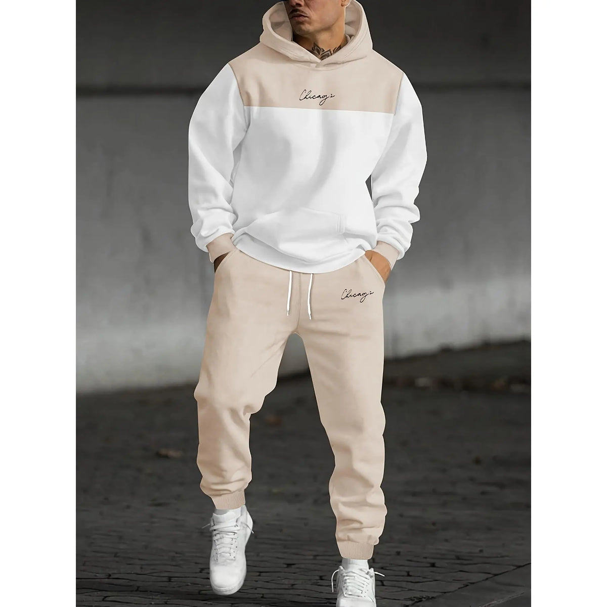 Ensemble à capuche lettres imprimées beige et blanc — vue portée en pied
