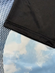 T-shirt à col rond — gros plan encolure et épaule