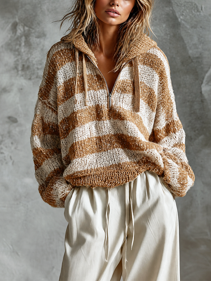Pull camel et blanc cassé à capuche et demi-zip — vue de face. Soniel Paris.