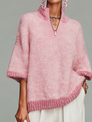 Pull zippé à manches courtes rose — gros plan de la poitrine, du col et de la maille
