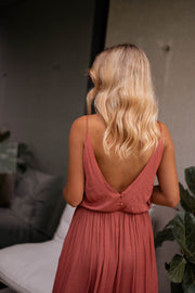 Robe fluide effet soie fendue portée par une femme, vue de dos en V, cheveux blonds