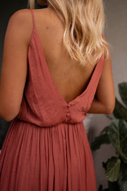 Robe fluide effet soie fendue portée par une femme, vue rapprochée, dos en V, bretelles