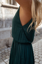 Robe fluide effet soie portée par une femme, vue rapprochée, décolleté V, taille élastique