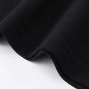 T-shirt imprimé anime noir — gros plan des plis et de la texture du tissu