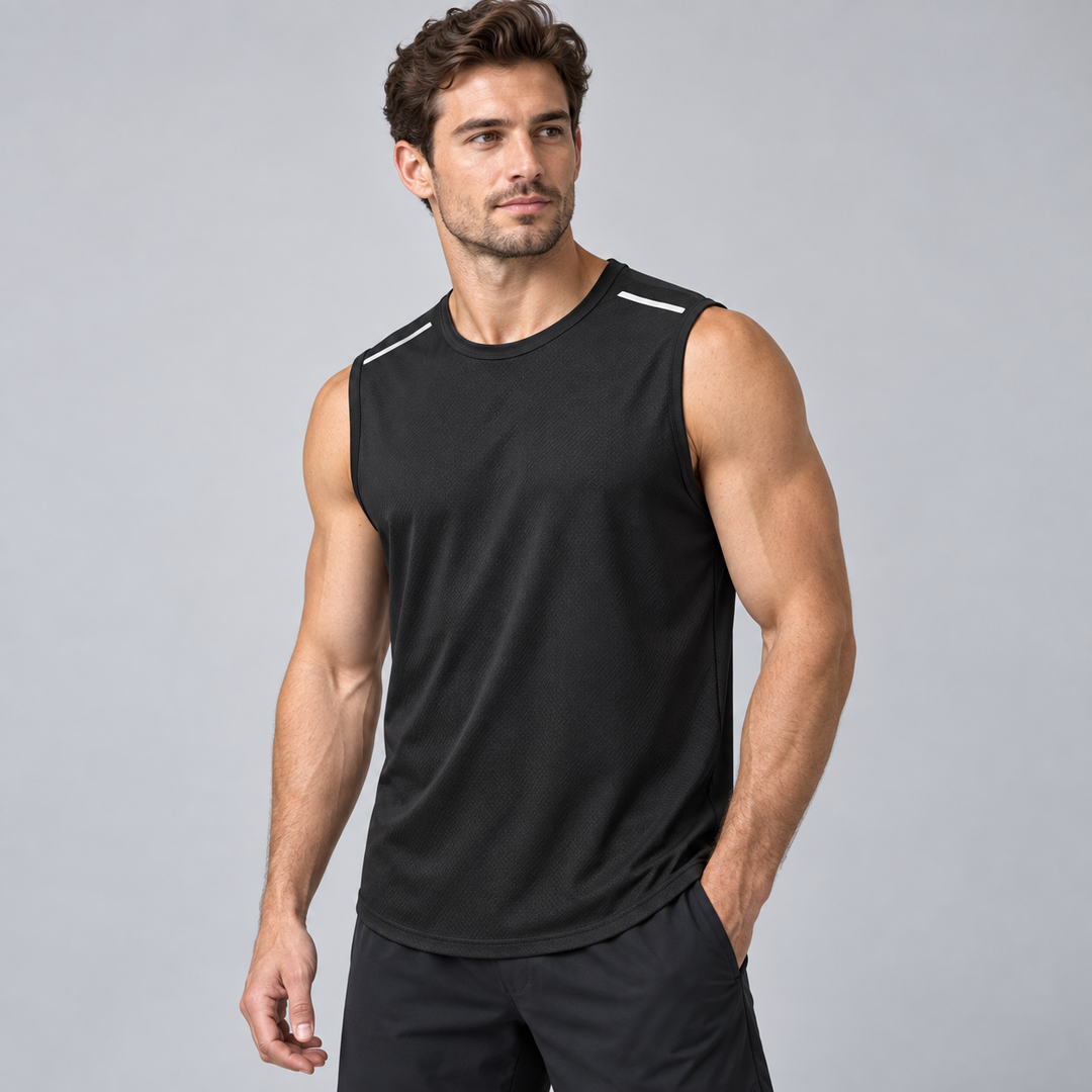 Homem com camisola desportiva sem mangas preta, vista de três quartos
