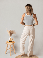 Débardeur rayé en maille côtelée porté par une femme, vue de dos, pantalon beige