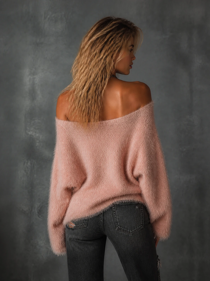 Pull rose poudré à encolure dégagée — détail du col. Soniel Paris.
