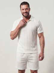 Ensemble polo rétro et short blanc cassé — vue portée de face, plan buste