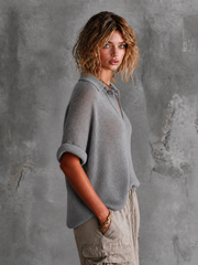 Pull gris col ouvert — vue portée de profil, cadrée au-dessus des genoux