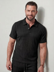 Ensemble polo rétro et short noir — vue portée de face, plan buste
