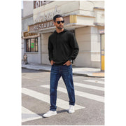 Sweat uni à poche kangourou noir — vue portée en marche