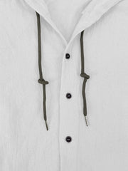 Chemise à capuche blanche, détail des boutons et du cordon