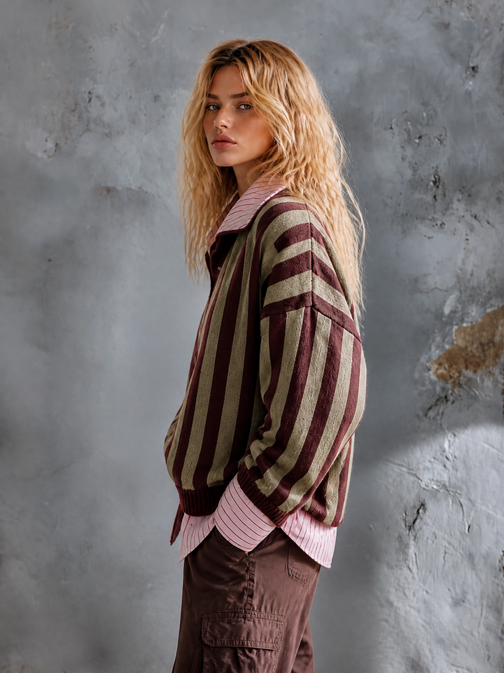 Pull à rayures olive et bordeaux — vue de dos. Soniel Paris.