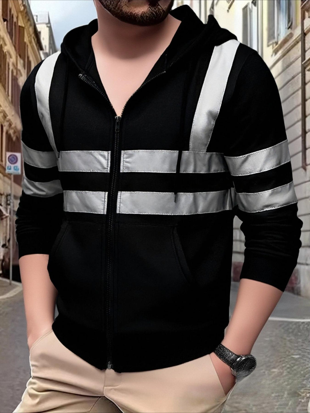 Sweat à capuche noir à bandes réfléchissantes, vue rapprochée de face